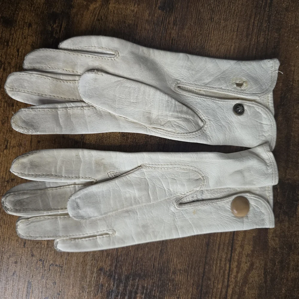 Elegant White Leather Gloves